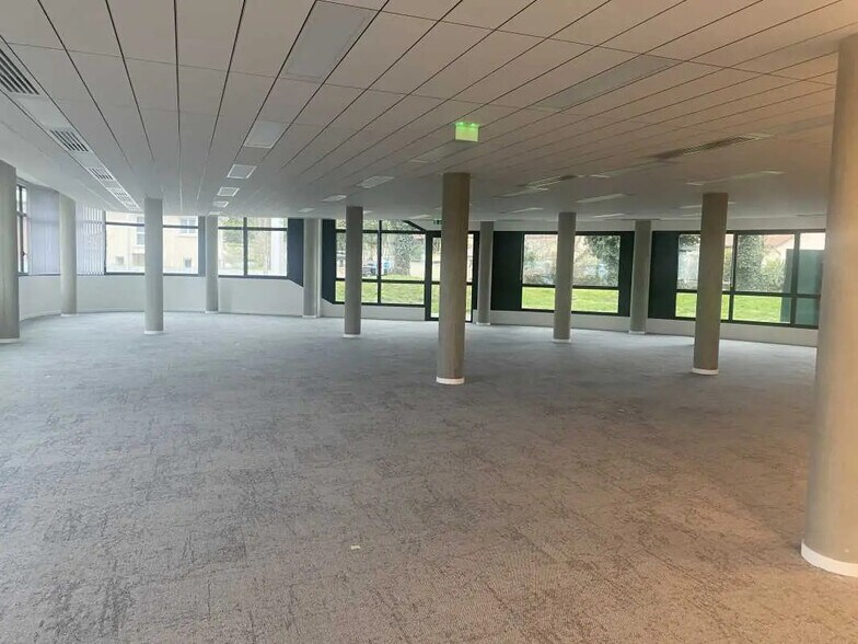 Office in Champagne-au-Mont-d'Or for lease - Building Photo - Image 3 of 12