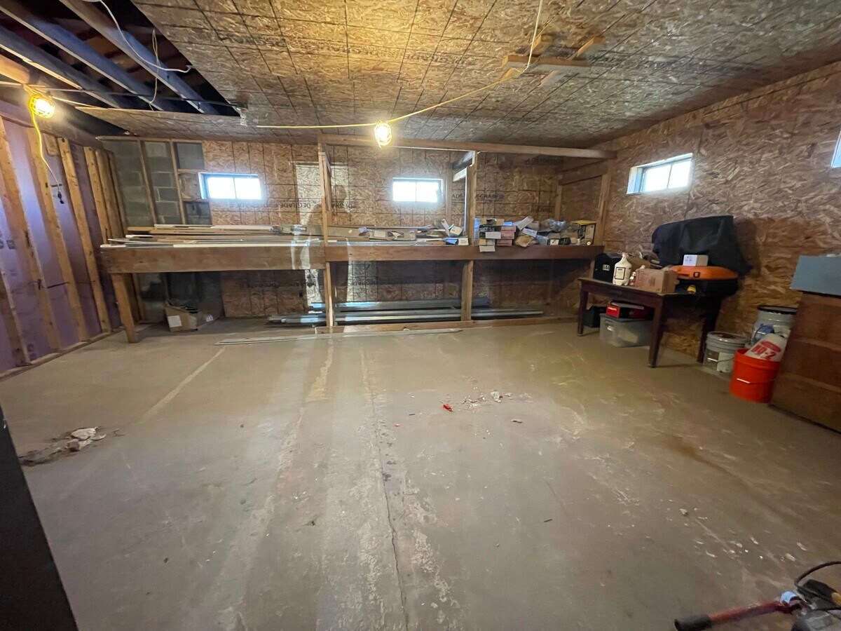 644646 Potters Rd, West Seneca, NY 14224