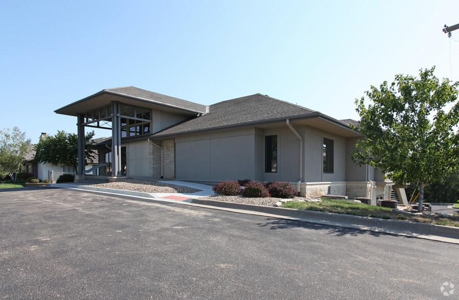 5611 SW Barrington Ct S, Topeka, KS for lease - Primary Photo - Image 1 of 18