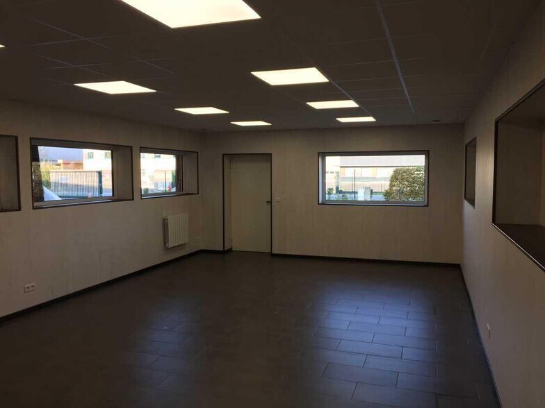 Office in Sars-et-Rosières for lease - Interior Photo - Image 3 of 4