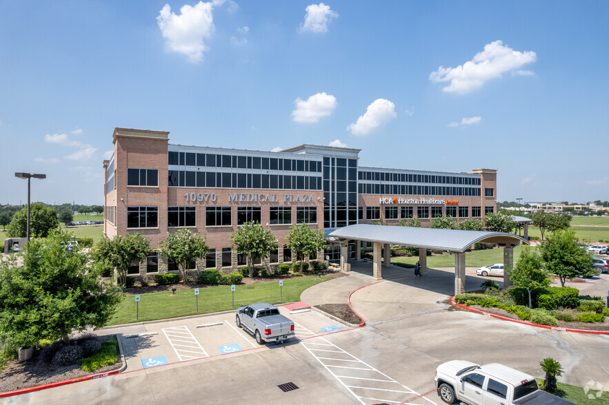 10970 Shadow Creek Pky, Pearland, TX for lease - Building Photo - Image 1 of 5