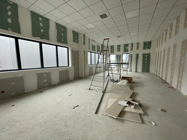 Office in Tigery for lease - Building Photo - Image 2 of 18