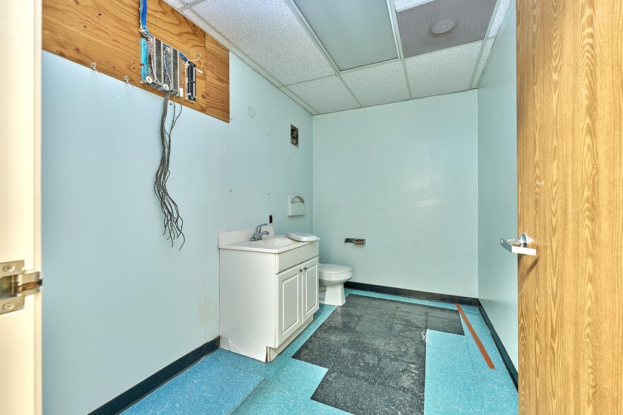 1300 W 155th St, Gardena, CA for sale - Interior Photo - Image 3 of 60