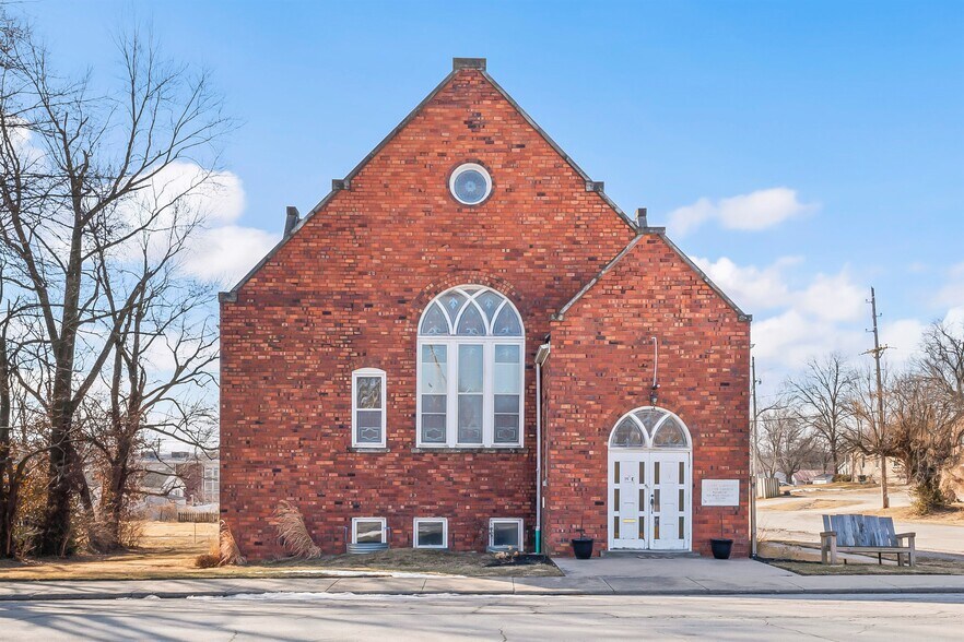 201 E McPherson St, Knob Noster, MO 65336