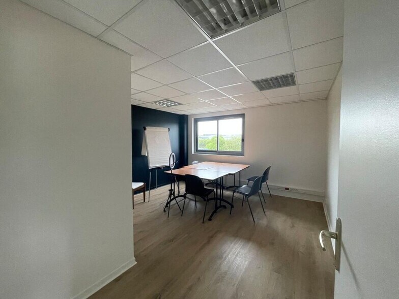 Office in Vannes for lease - Interior Photo - Image 1 of 3