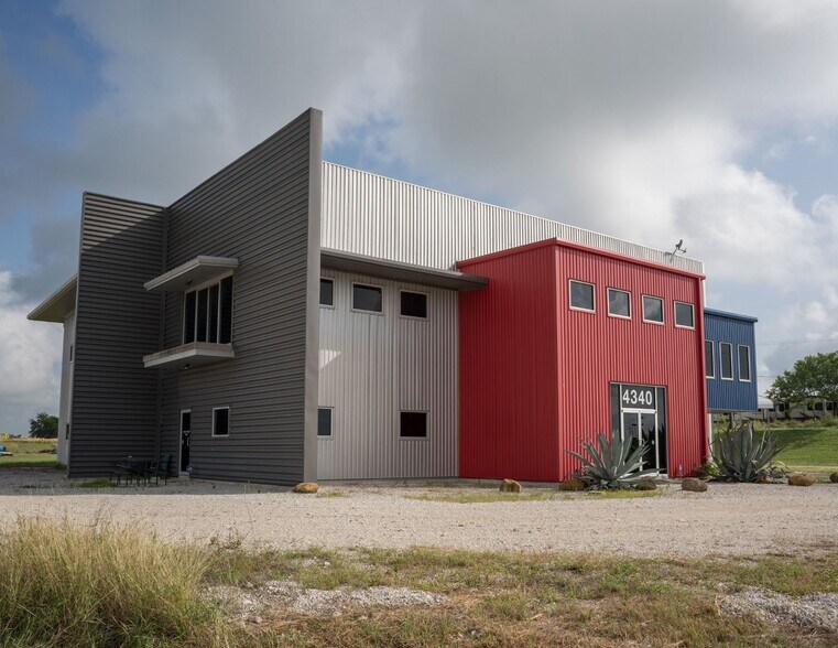 4340 IH 10, Seguin, TX for sale - Primary Photo - Image 1 of 1