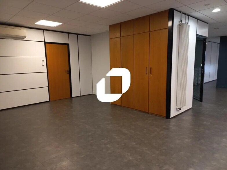 Office in Lille for lease - Interior Photo - Image 3 of 8