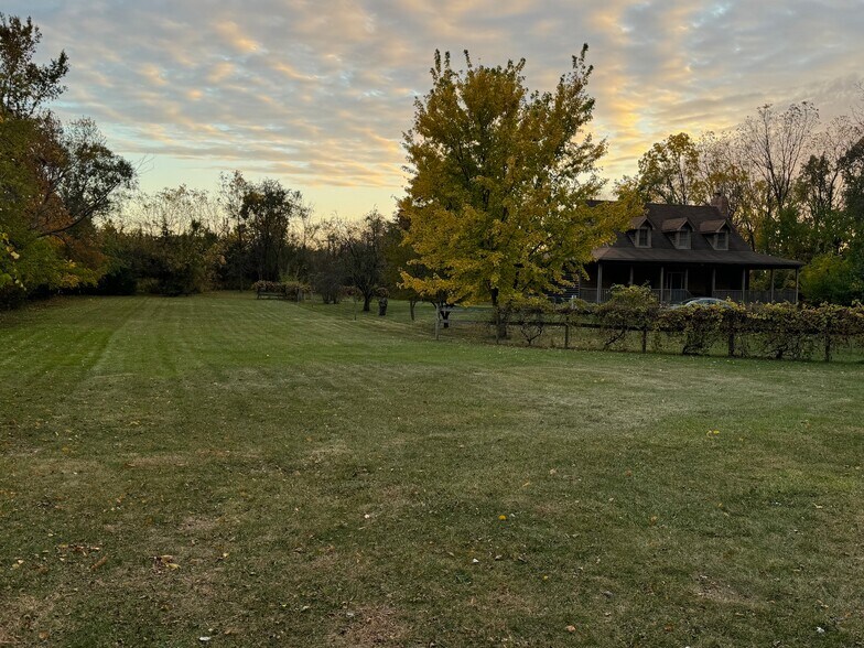 31W603 Liberty St, Aurora, IL for sale - Building Photo - Image 3 of 4