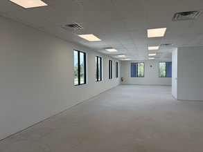 11860-11870 Cheeca Ct, Fort Myers, FL for lease Interior Photo- Image 1 of 5