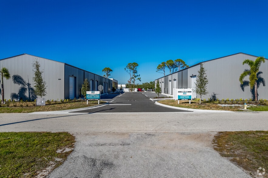 2211 Whitfield Park Loop, Sarasota, FL for sale - Building Photo - Image 3 of 7