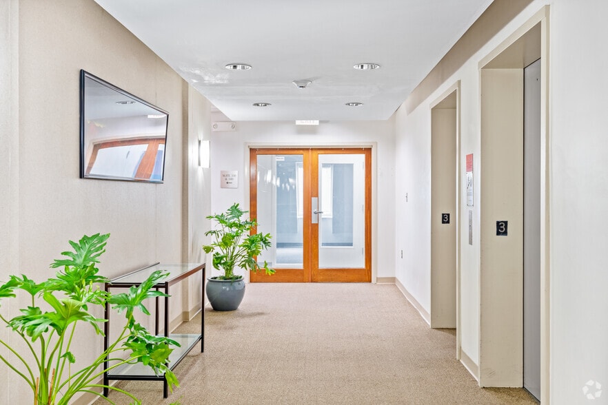 8233 Old Courthouse Rd, Vienna, VA for sale - Interior Photo - Image 3 of 17