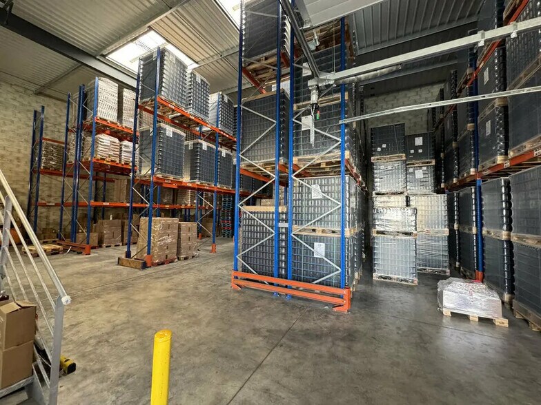 Flex in Gonesse for lease - Interior Photo - Image 2 of 4