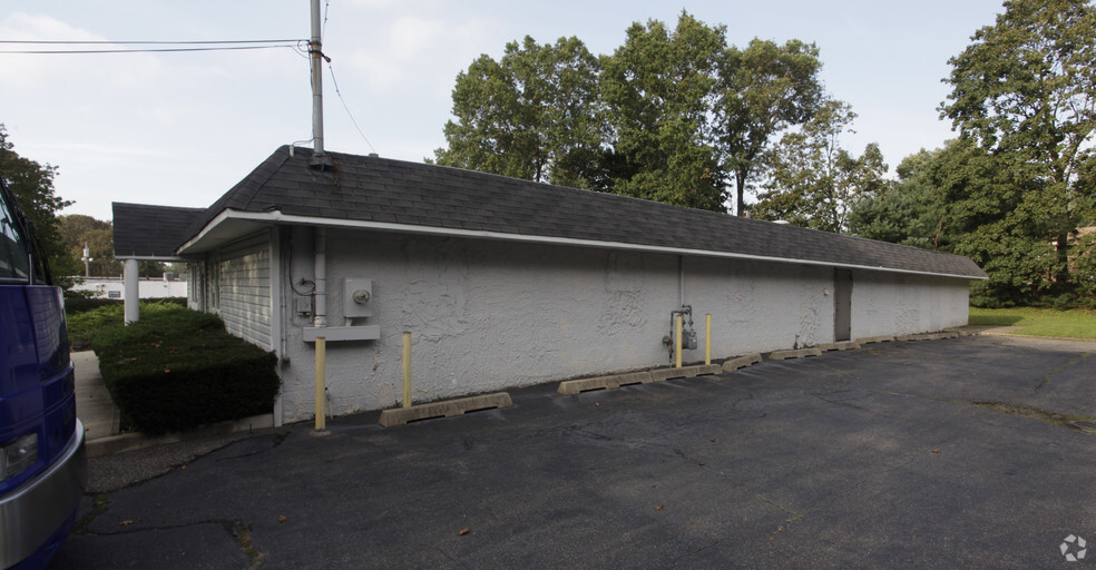 260 Evergreen Ave, Huntington Station, NY for sale - Building Photo - Image 2 of 2