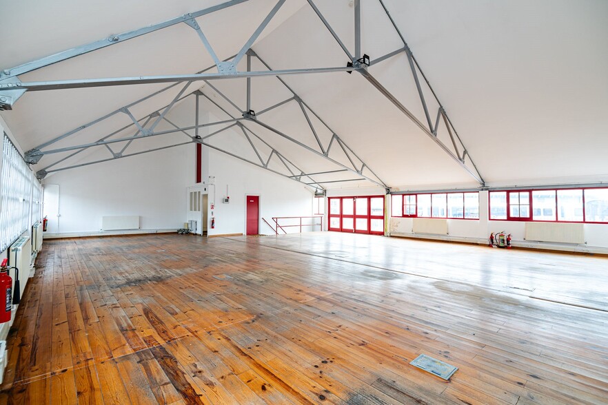 Durnsford Rd, London for lease - Interior Photo - Image 3 of 3