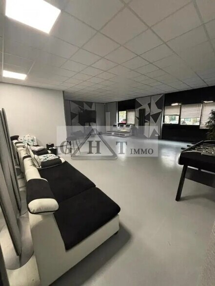 Office in Créteil for lease - Interior Photo - Image 2 of 2