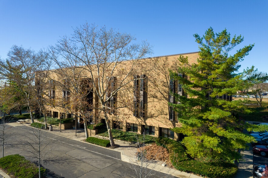 921 Chatham Ln, Columbus, OH for sale - Building Photo - Image 1 of 22