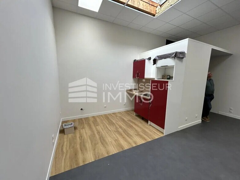 Industrial in Pierrelaye for sale - Interior Photo - Image 2 of 10