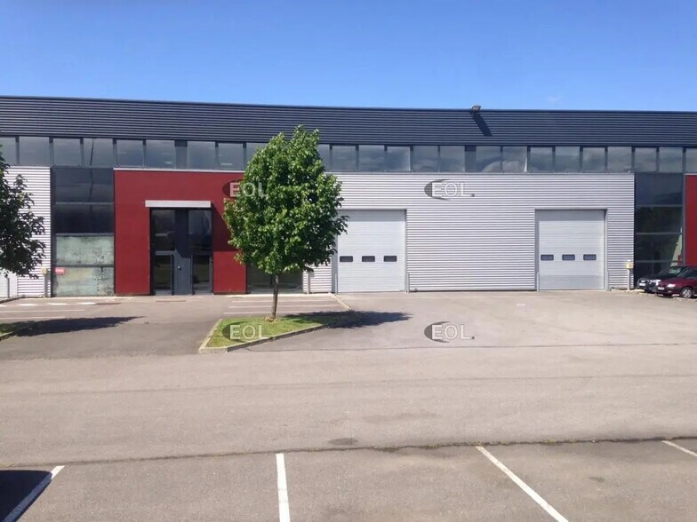 Industrial in Élancourt for lease - Building Photo - Image 2 of 8