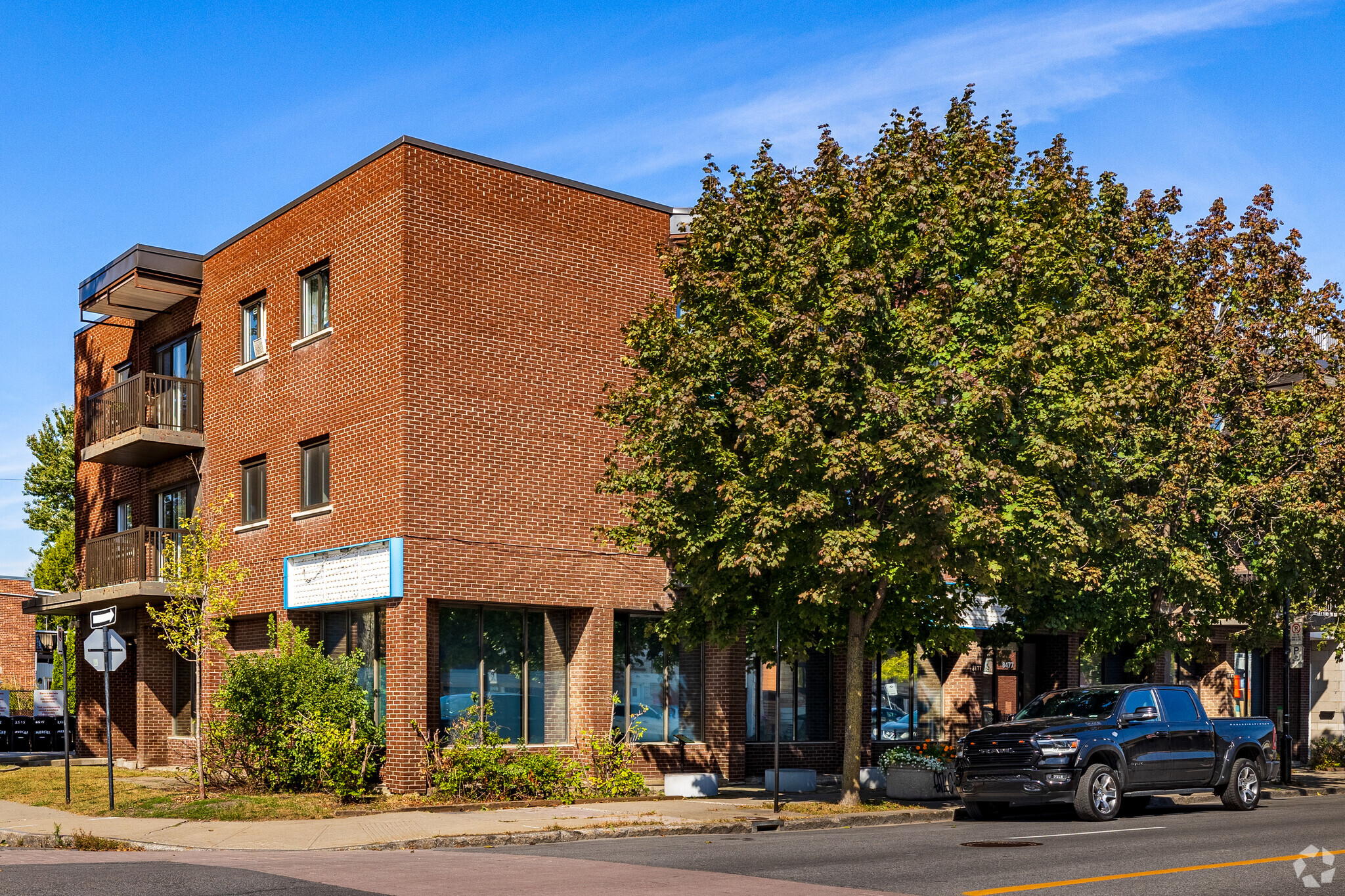 8477 Rue Hochelaga, Montréal, QC for lease Building Photo- Image 1 of 20