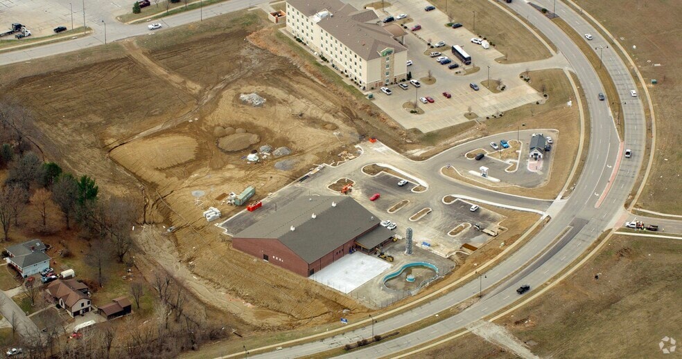 3620 Village Dr, Saint Joseph, MO for lease - Primary Photo - Image 2 of 5