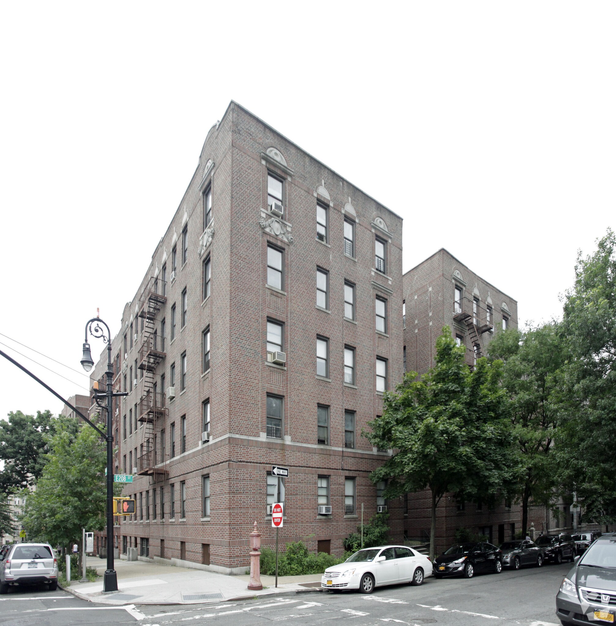 144 E 208th St, Bronx, NY for sale Primary Photo- Image 1 of 1