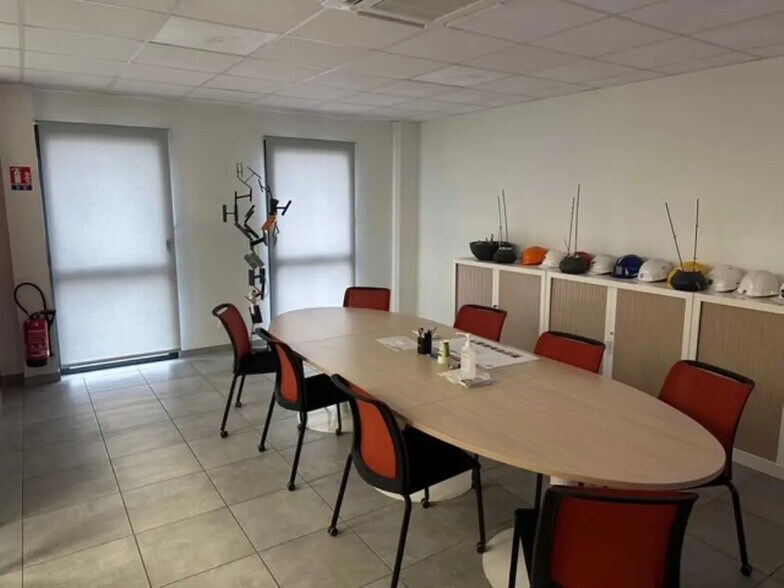 Office in La Boisse for lease - Interior Photo - Image 3 of 5