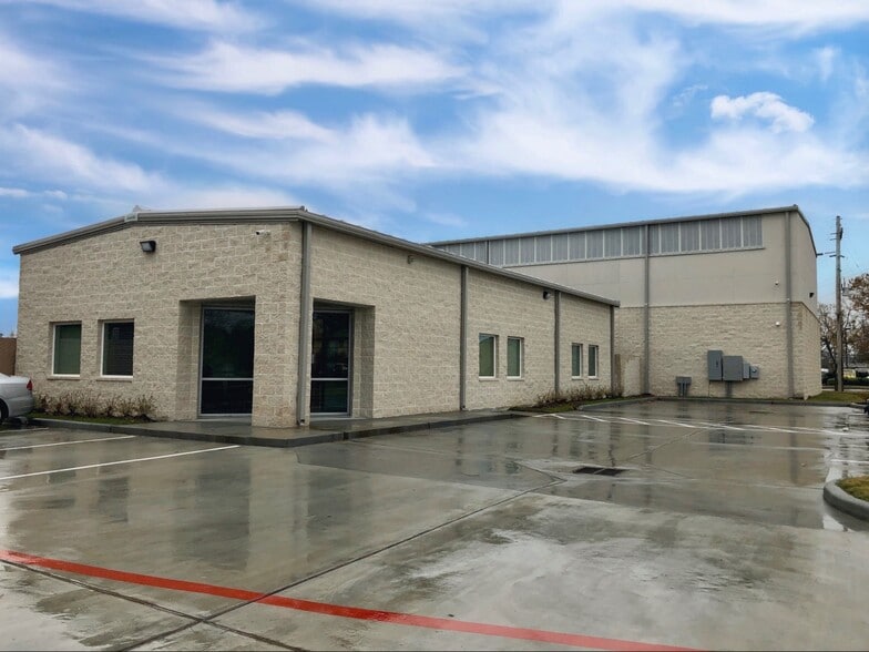 648 S Houston Ave, Humble, TX for sale - Primary Photo - Image 1 of 1