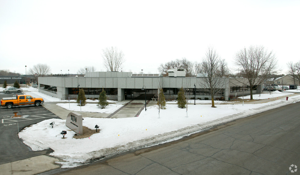 220 Park Ave S, Saint Cloud, MN for lease - Building Photo - Image 2 of 33