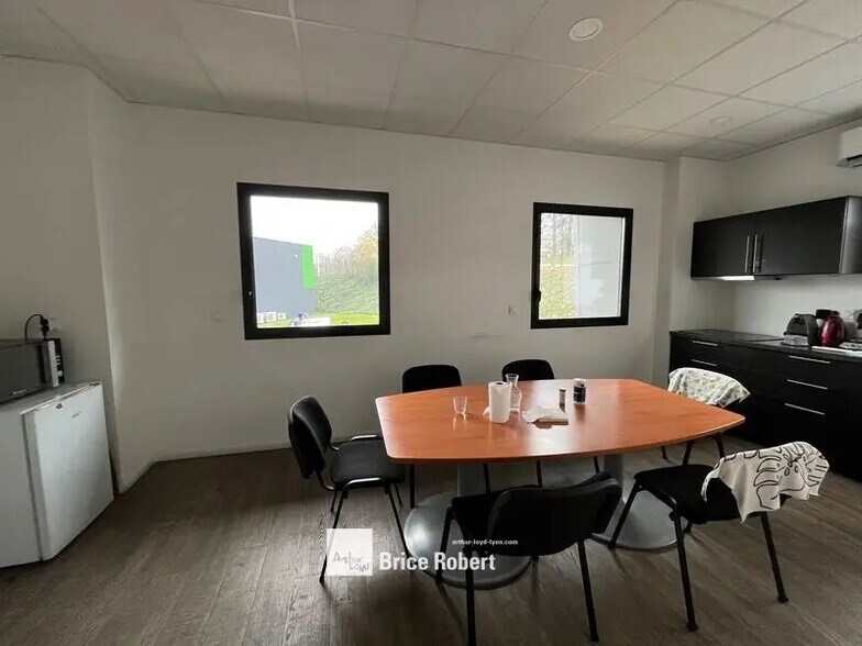 Flex in Vénissieux for lease - Building Photo - Image 2 of 7