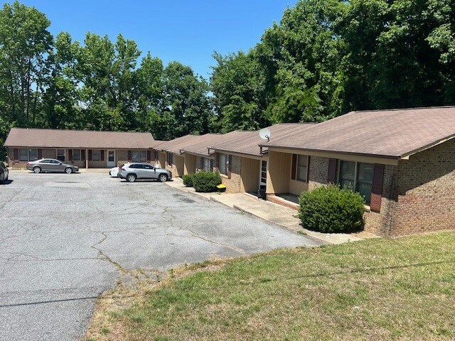 1500 Deep River Rd, High Point, NC for sale - Primary Photo - Image 1 of 5