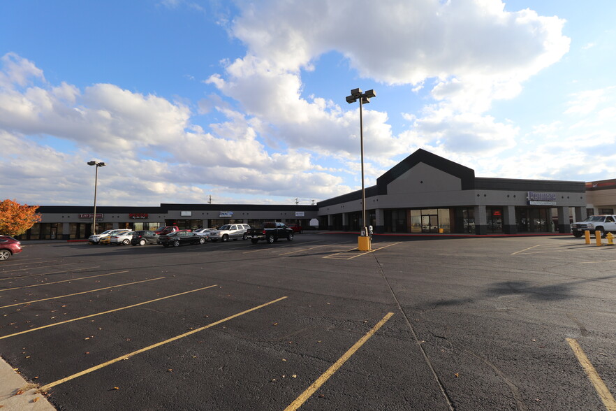 180 Mall Rd, Hollister, MO for lease - Building Photo - Image 3 of 4