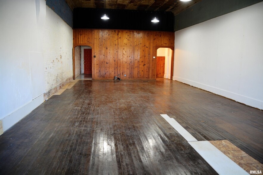 114 Market St, Colchester, IL for sale - Interior Photo - Image 3 of 10