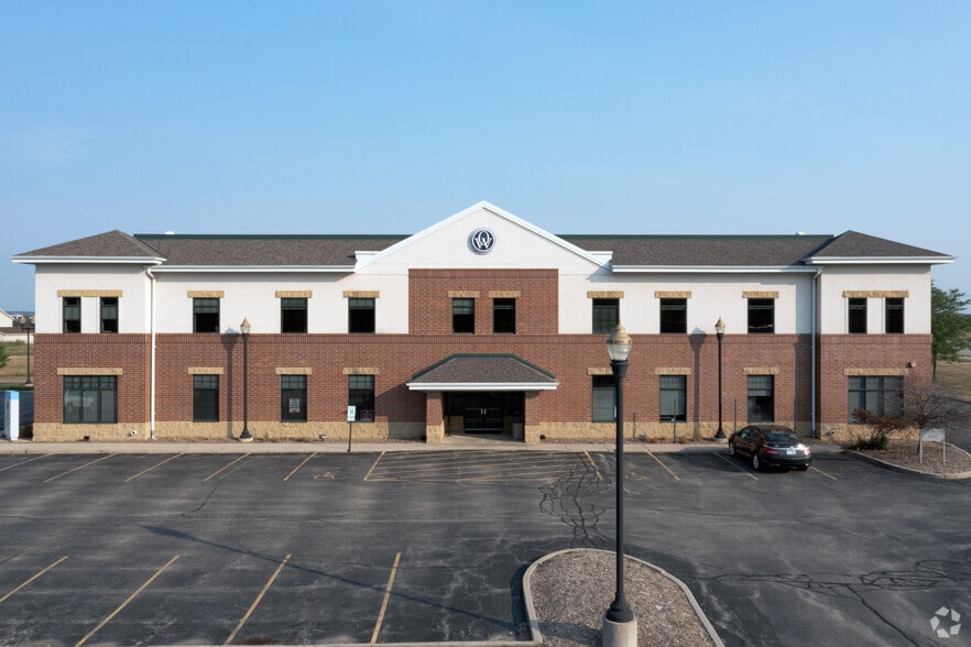 1231 S Rochester St, Mukwonago, WI for lease - Building Photo - Image 3 of 5