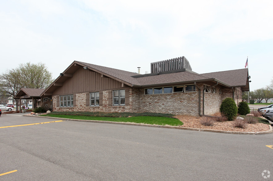 8240 Golden Valley Rd, Minneapolis, MN for sale - Building Photo - Image 1 of 1