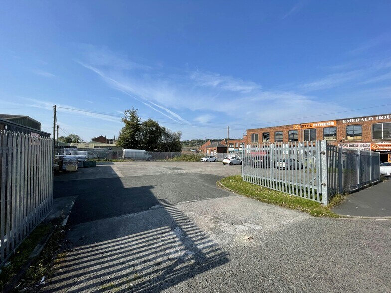 115 Huddersfield Rd, Oldham for lease - Building Photo - Image 3 of 10