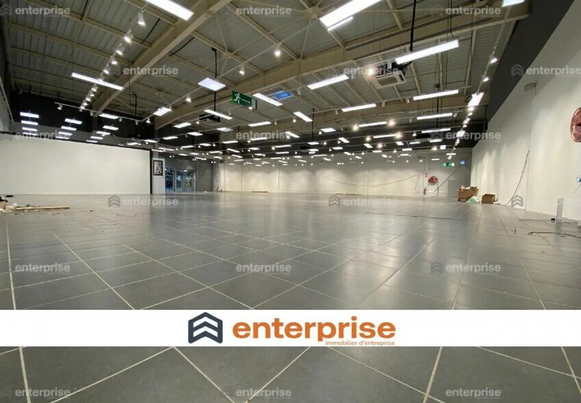 Retail in Chambly for lease - Interior Photo - Image 1 of 3