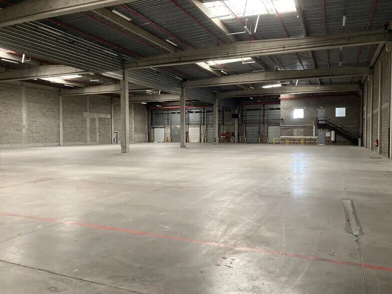 17 Rue André Sentuc, Vénissieux for lease - Interior Photo - Image 3 of 6