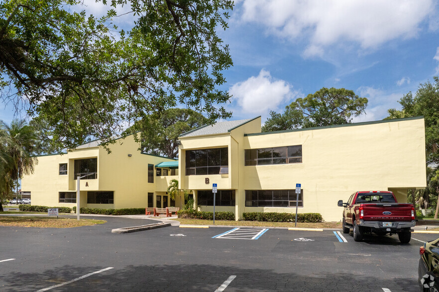 6290-6296 Corporate Ct, Fort Myers, FL for lease - Building Photo - Image 2 of 5