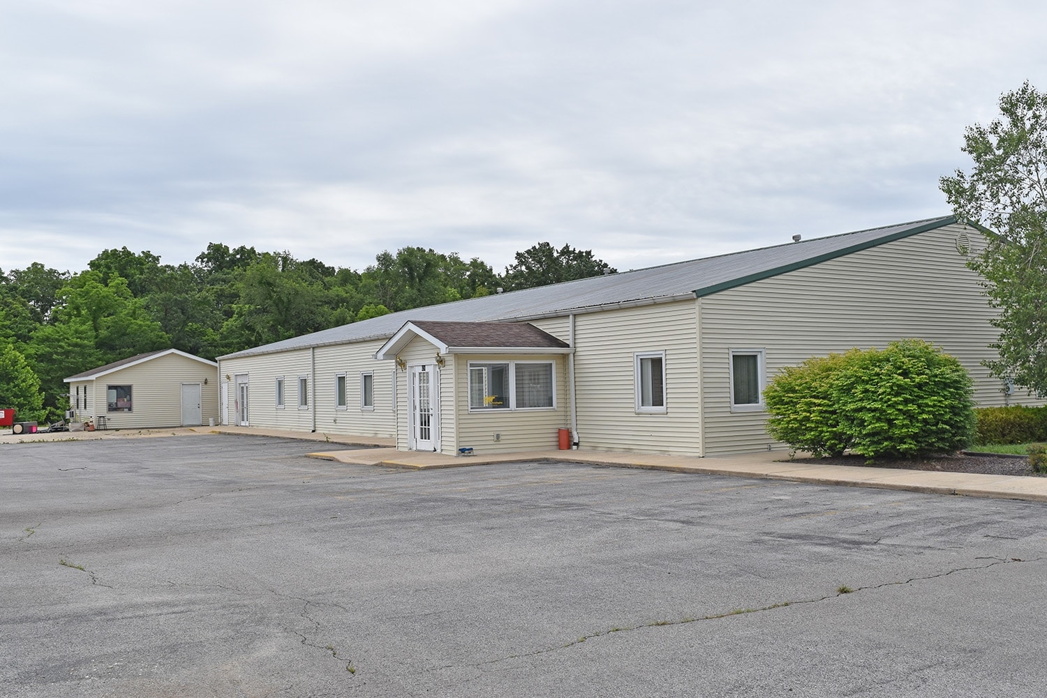 620 Armsway Blvd, Godfrey, IL for lease Primary Photo- Image 1 of 58