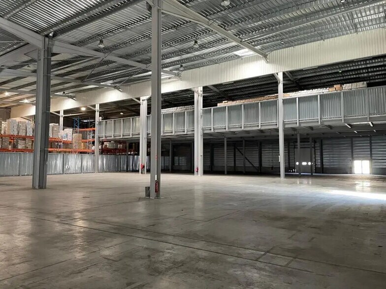 Industrial in La Crau for lease - Interior Photo - Image 1 of 4