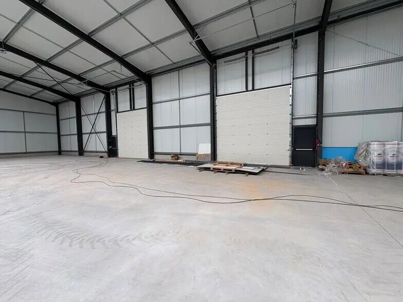 Flex in Gondecourt for lease - Building Photo - Image 2 of 4