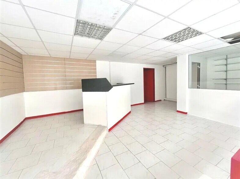 Retail in CANNES-LA-BOCCA for lease - Interior Photo - Image 3 of 7