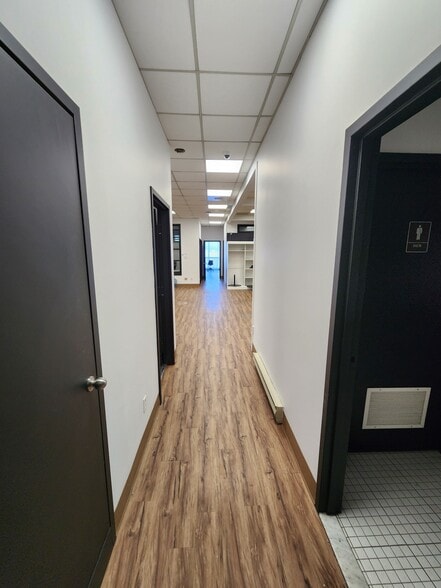 2420-2440 Boul Industriel, Laval, QC for lease - Interior Photo - Image 3 of 17