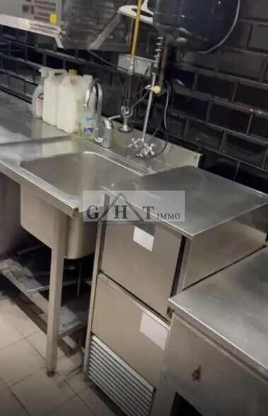 Retail in Antibes for lease - Interior Photo - Image 3 of 7