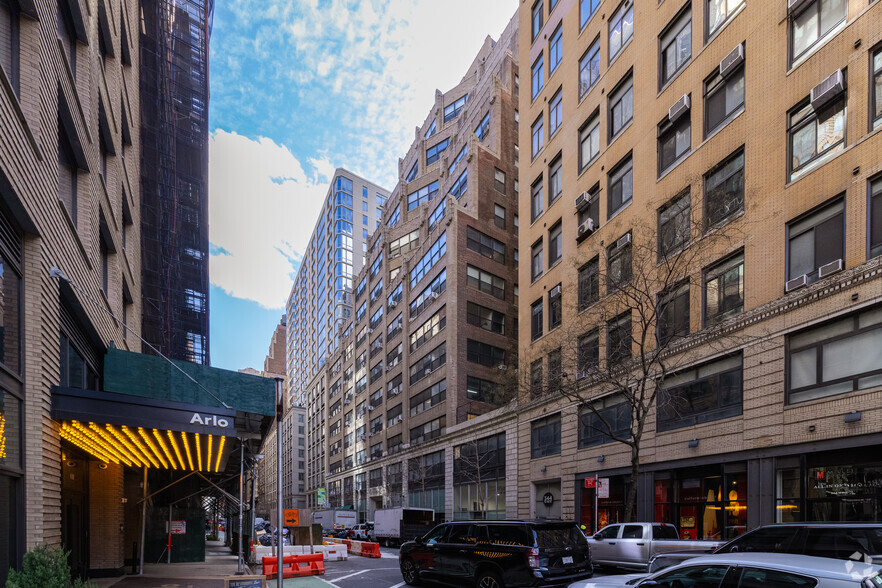 330 W 38th St, New York, NY for lease - Building Photo - Image 1 of 8