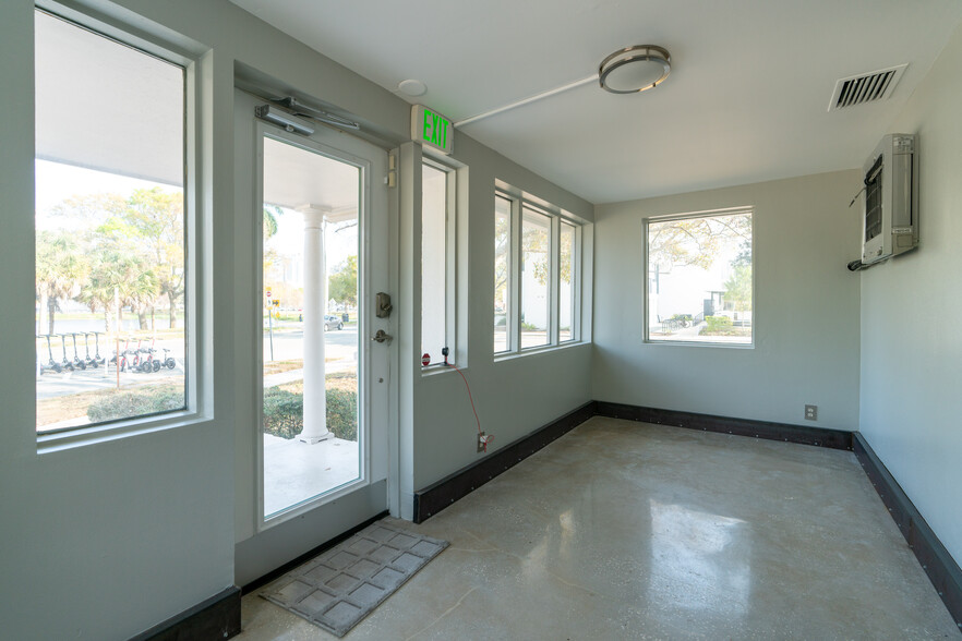 200 Mirror Lake Dr N, Saint Petersburg, FL for lease - Interior Photo - Image 2 of 13