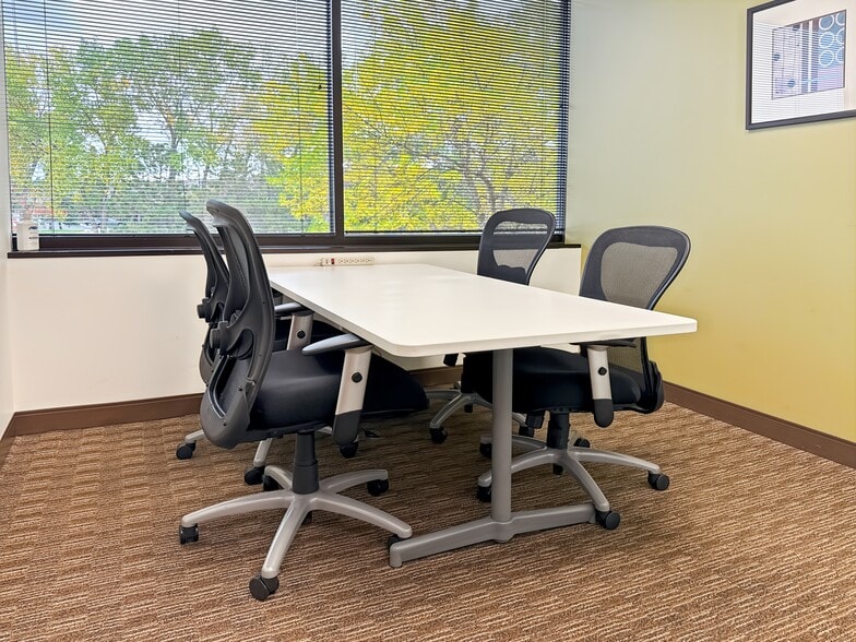 860 Blue Gentian Rd, Eagan, MN for lease - Interior Photo - Image 2 of 16