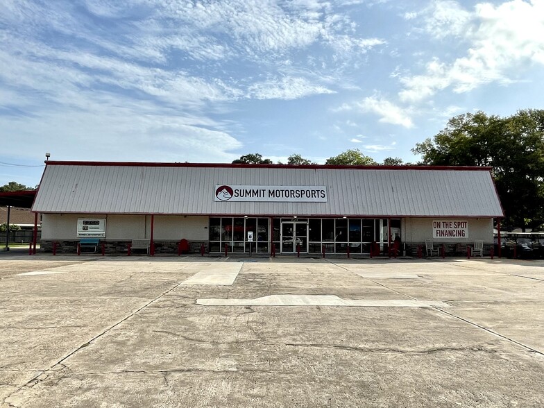 820 W Plantation Dr, Clute, TX for sale - Building Photo - Image 1 of 1