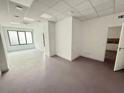 44 Place Francois Mitterrand, Savigny-le-Temple for lease - Interior Photo - Image 1 of 4