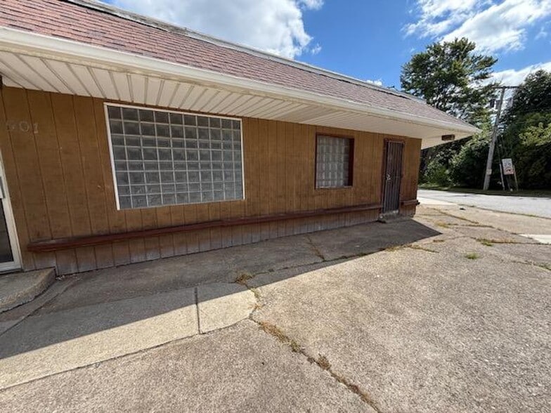 501 Lake Ave, Elyria, OH for sale - Building Photo - Image 3 of 13